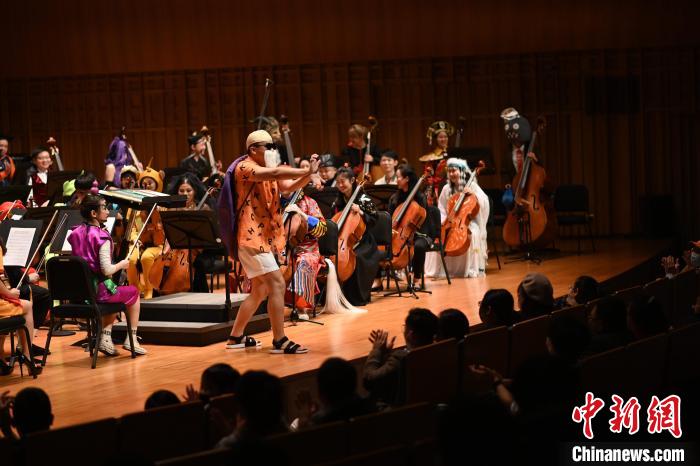 圖為樂團指揮“龜仙人”。　西安交響樂團供圖