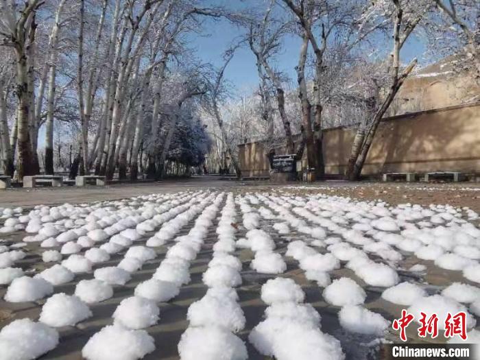 圖為春雪過后的莫高窟美不勝收?！≈鼙笕?攝