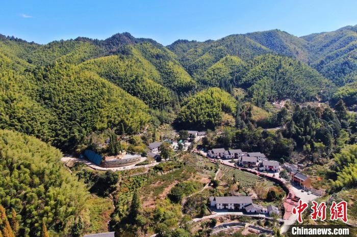 航拍江西井岡山市神山村，青山環(huán)繞，風(fēng)景秀美?！⒘?攝