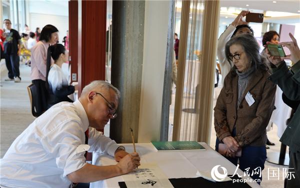 “聯(lián)合國(guó)中文日”慶祝活動(dòng)上進(jìn)行了書法等中國(guó)文化展示。人民網(wǎng)記者 尚凱元攝