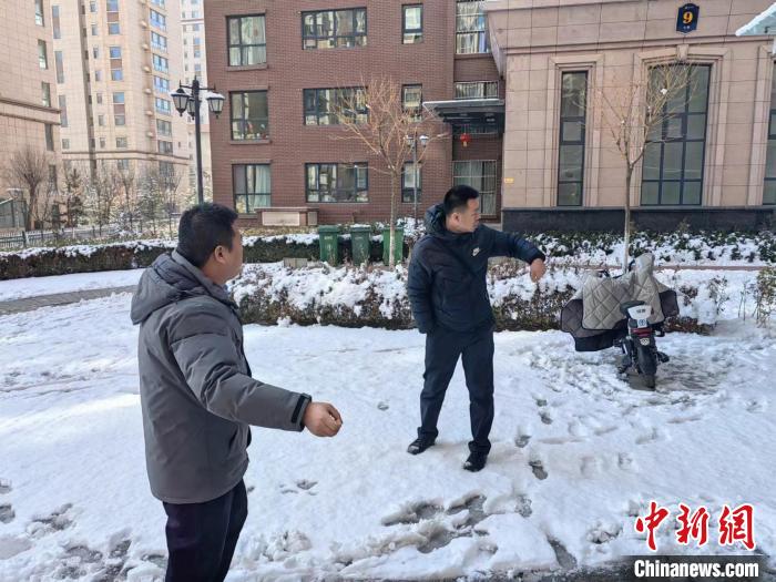 膠州市公安局辦案民警冒雪摸排線索 膠州市公安局供圖