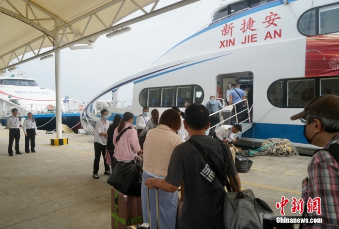 圖為乘客登船準(zhǔn)備從廈門啟航前往金門。福建海事 供圖