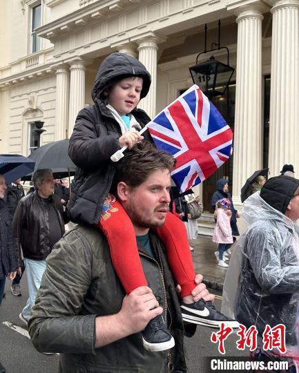 英國民眾雨中觀看查爾斯三世加冕儀式