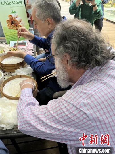 外交官們體驗做立夏餅。　華東師范大學(xué)供圖