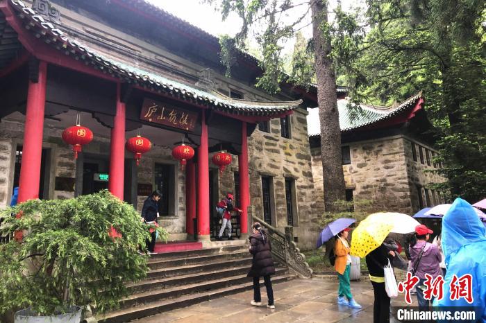 圖為在廬山抗戰(zhàn)博物館外，有不少等待參觀的游客?！蛆i泉 攝