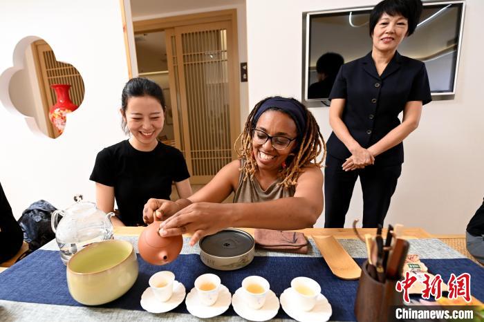 代表團(tuán)成員在漳州古城體驗(yàn)中國(guó)茶文化?！埥鸫?攝