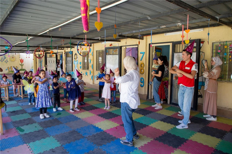 圖為中埃青年志愿者在埃及新開羅幼兒園開展“志愿服務伴成長，中埃攜手慶六一”活動。中建埃及分公司供圖