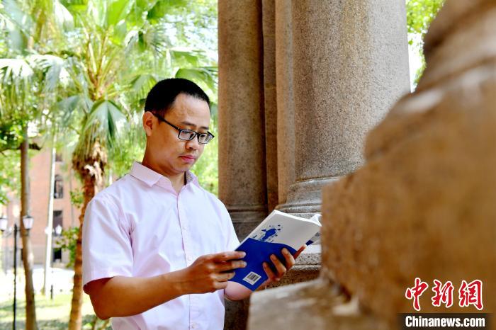 圖為福建師范大學(xué)教育學(xué)院臺灣教師陳昭志正在看書。　呂明 攝