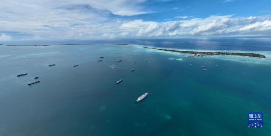 7月22日，中國海軍“和平方舟”號醫(yī)院船結(jié)束基里巴斯訪問，駛離塔拉瓦港。新華社發(fā)（桂江波 攝）