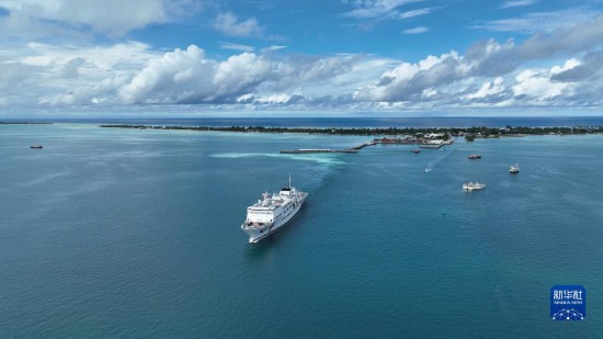 7月22日，中國海軍“和平方舟”號醫(yī)院船結(jié)束基里巴斯訪問，駛離塔拉瓦港。新華社發(fā)（桂江波 攝）