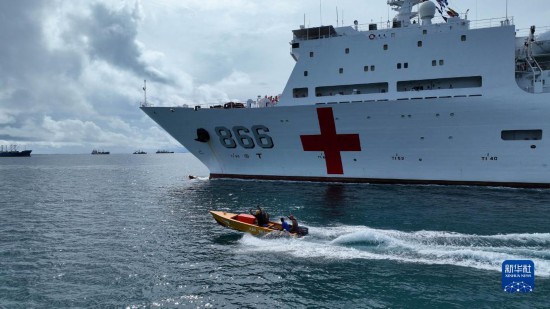 7月22日，中國海軍“和平方舟”號醫(yī)院船駛離塔拉瓦港途中，基里巴斯當?shù)孛癖婑{船揮手告別。新華社發(fā)（桂江波 攝）