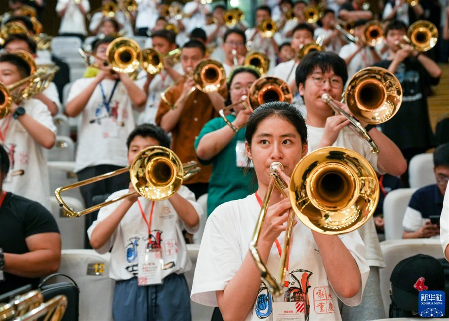 8月1日，在第九屆中國國際低音銅管藝術(shù)節(jié)的一場公益大師課上，低音銅管樂器愛好者在練習長號。新華社記者 劉潺 攝