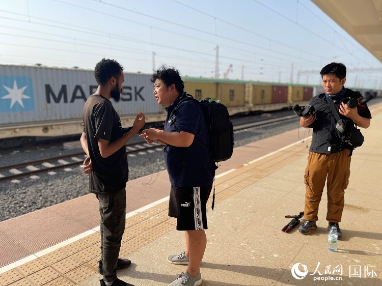 亞吉鐵路吉布提線工作人員介紹列車(chē)運(yùn)營(yíng)情況。人民網(wǎng)記者 趙艷紅攝