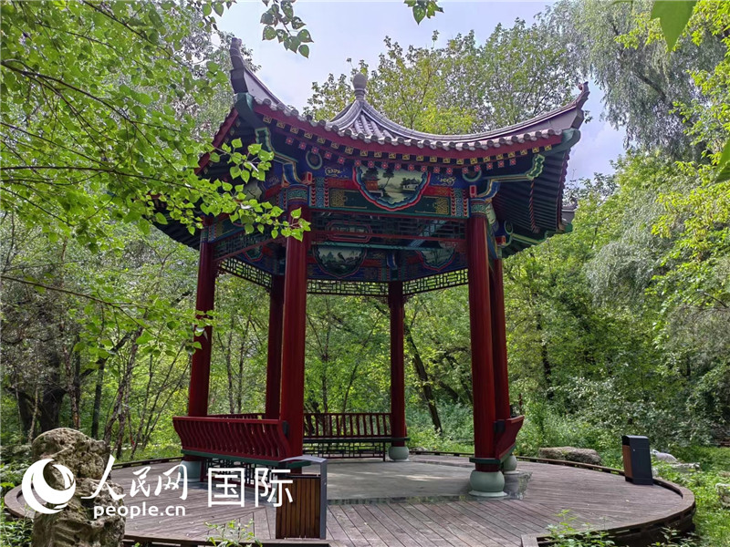 莫斯科中國(guó)貿(mào)易中心的中式園林“華銘園”一角。人民網(wǎng)記者 申亞欣攝