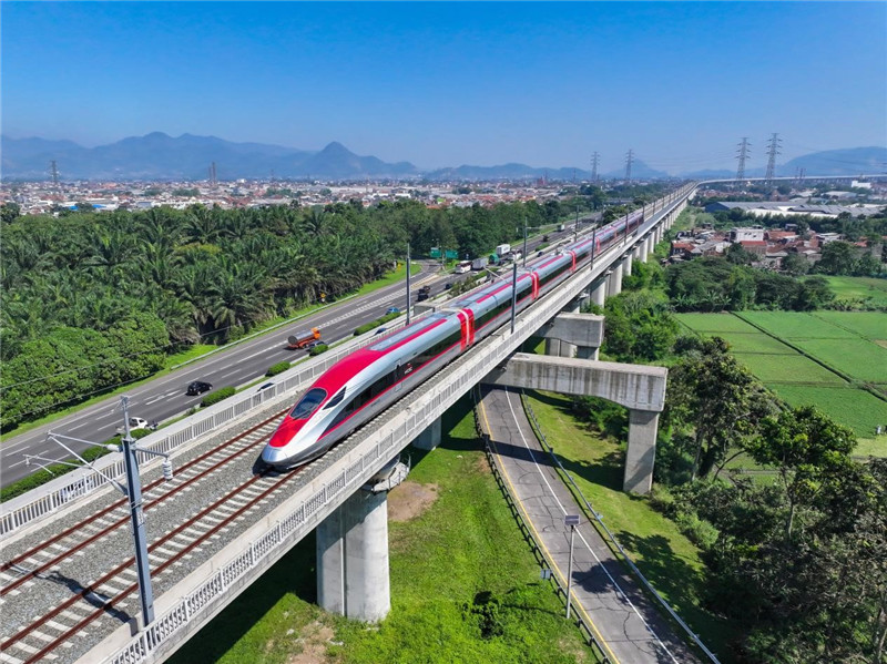 奔馳在雅萬高鐵上的動(dòng)車組。中車青島四方機(jī)車車輛股份有限公司供圖