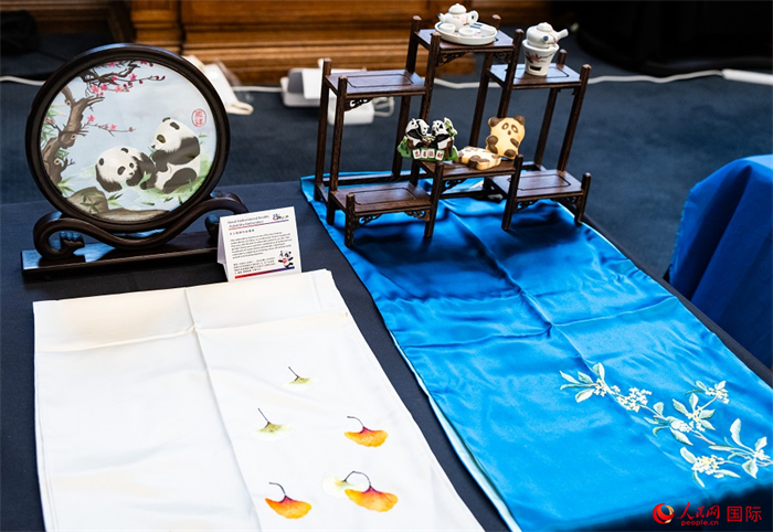 活動現(xiàn)場的現(xiàn)場文創(chuàng)展、互動體驗區(qū)、非遺區(qū)展示。人民網(wǎng) 郭錦標攝