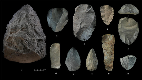石制品 1.手斧 2、4、5.勒瓦婁哇石核（循環(huán)剝片法、優(yōu)先剝片法）3.勒瓦婁哇石葉石核 6.勒瓦婁哇石葉 7、8.勒瓦婁哇尖狀器 9.石葉 10.錐形石葉石核。中肯聯(lián)合考古隊供圖