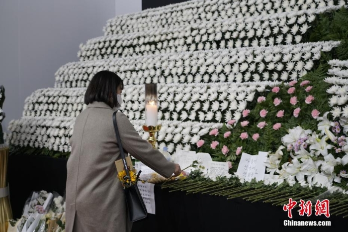 當(dāng)?shù)貢r間11月1日23時45分許，韓國民眾在位于首爾廣場的集體焚香所悼念梨泰院踩踏事故遇難者。 <a target='_blank' href='/'><p  align=