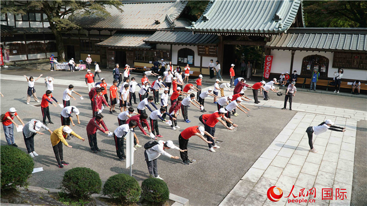 開跑前，中日青少年一起做熱身運動。人民網(wǎng) 蔣曉辰攝