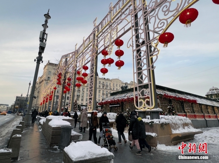 當?shù)貢r間2月9日，中國農(nóng)歷新年慶?；顒訂觾x式在莫斯科市中心的卡梅爾格爾斯基巷舉行。圖為特維爾大街裝飾的中國大紅燈籠。<a target='_blank' href='/'><p  align=