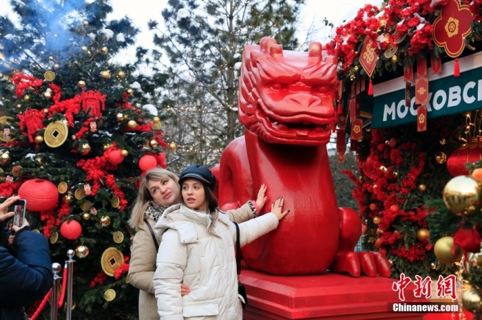 當?shù)貢r間2月9日，中國農(nóng)歷新年慶祝活動啟動儀式在莫斯科市中心的卡梅爾格爾斯基巷舉行。中國駐俄大使張漢暉，俄羅斯外交部發(fā)言人扎哈羅娃，以及俄羅斯文化部和莫斯科市政府官員出席。慶?；顒訉⒊掷m(xù)至18日。圖為當?shù)孛癖娫谔鼐S爾廣場與龍雕塑合影。