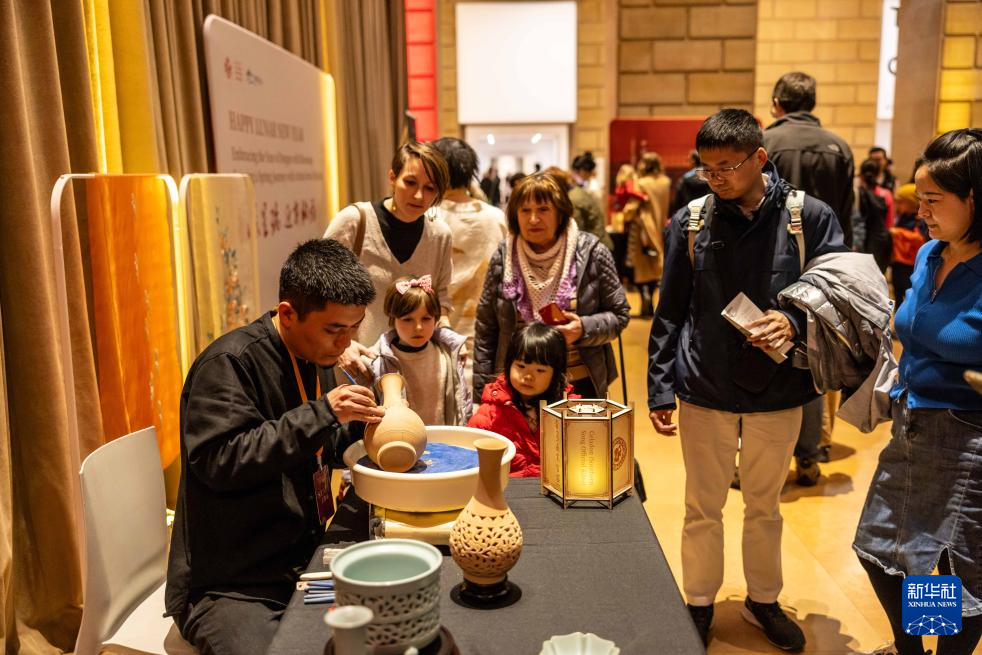 2月11日，參觀者在美國費(fèi)城藝術(shù)博物館舉行的龍年迎新春活動上觀看瓷器制作。新華社發(fā)（周煥新攝）