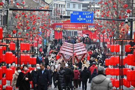 2024年2月18日，游客在2024年青島蘿卜·元宵·糖球會(huì)上消費(fèi)、游玩。新華社記者李紫恒攝