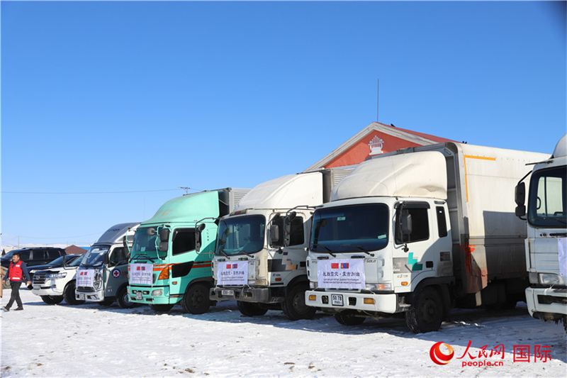 6.3月18日，滿(mǎn)載賑災(zāi)物資卡車(chē)在中央省額爾登縣整裝待發(fā)。人民網(wǎng)記者 霍文攝