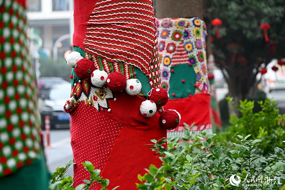 杭州市拱墅區(qū)獅虎橋路上的行道樹“穿”上了新裝。人民網(wǎng) 葉賓得攝