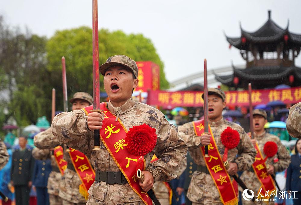 3月22日，新兵們高喊誓言、莊嚴亮劍。人民網(wǎng) 章勇濤攝