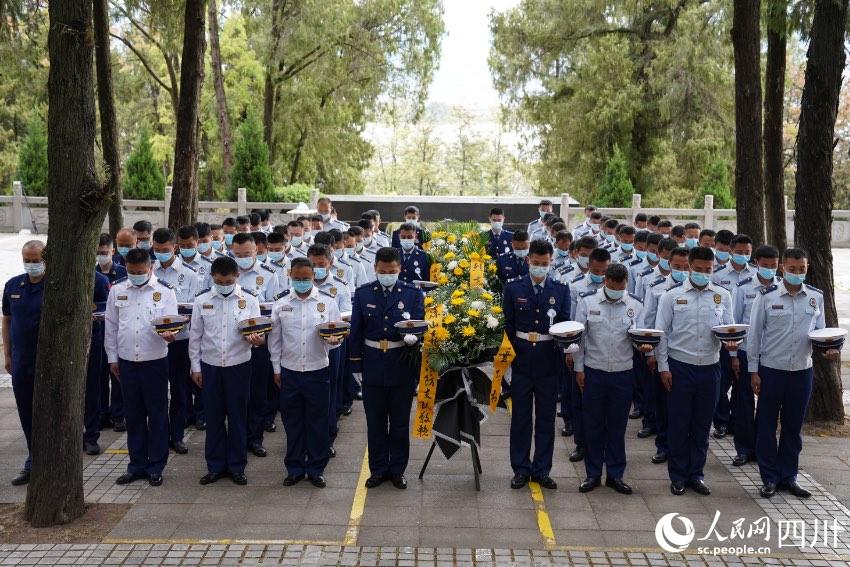 涼山州森林消防支隊駐西昌全體消防救援人員一同前往西昌市烈士陵園舉行紀(jì)念活動。樊文淵攝