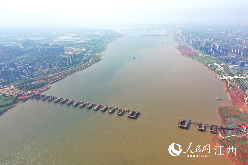 航拍九龍湖過(guò)江大橋，該橋是南昌第七座跨贛江通道。 人民網(wǎng) 時(shí)雨攝