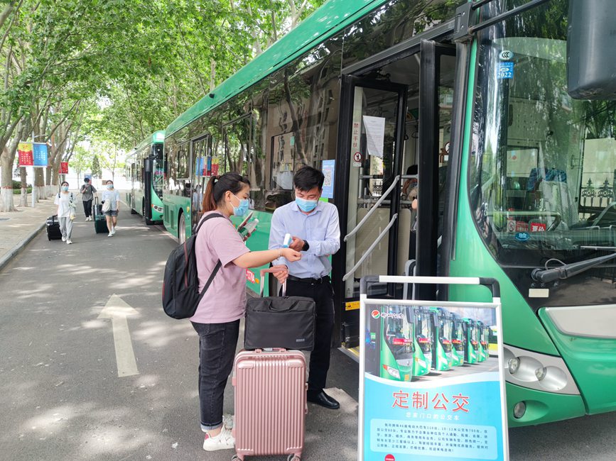 公交車從校園宿舍樓下出發(fā)，直達鄭州火車站和鄭州東站。崔晨攝