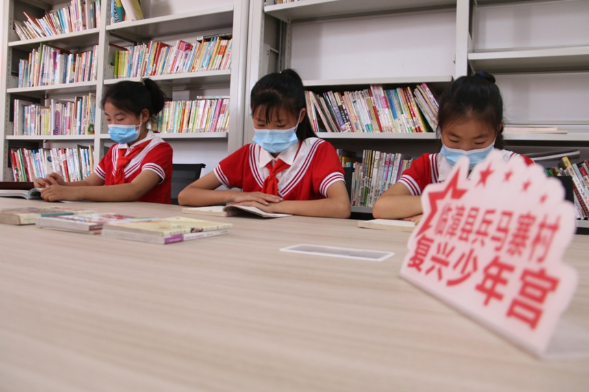 河北省臨漳縣柏鶴集鄉(xiāng)兵馬寨村復(fù)興少年宮，孩子們?cè)陂営[室讀書(shū)。 申志好攝