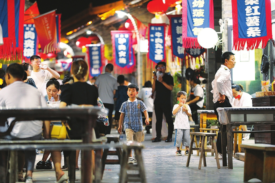  6月17日晚，游客在運(yùn)城市鹽湖區(qū)嵐山根運(yùn)城印象景區(qū)內(nèi)游玩。連日來，運(yùn)城市通過發(fā)放消費(fèi)券，培育夜購、夜味、夜宿、夜玩、夜賞的消費(fèi)形態(tài)，迅速推動消費(fèi)企穩(wěn)回暖，為經(jīng)濟(jì)發(fā)展注入強(qiáng)勁動力。 金玉敏攝