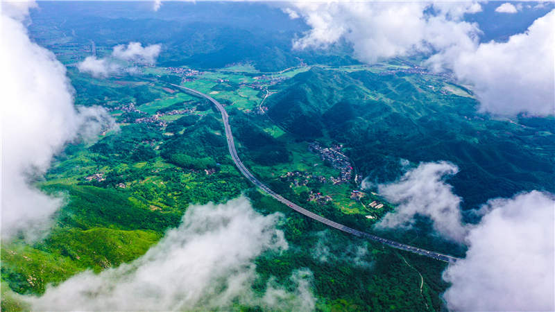 湖南省常寧市廟前鎮(zhèn)泉井村，云霧繚繞，青山蒼翠，公路蜿蜒，秀美如畫。周秀魚春攝