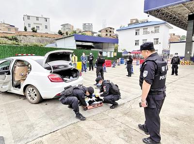 圖為民警對重點車輛是否攜帶毒品進(jìn)行檢查。省禁毒委供圖