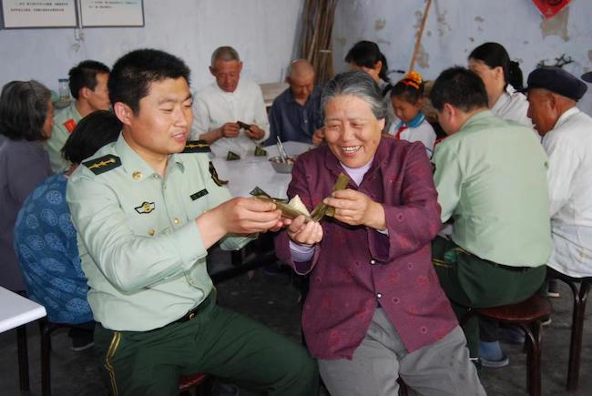 趙德恒與孤寡老人共度端午佳節(jié) 。 濱州市公安局海岸警察支隊(duì)岔尖派出所供圖