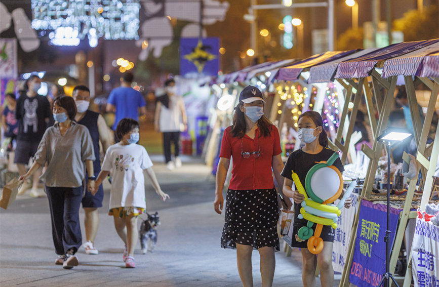 青年無限宇宙潮動市集匯聚眾多文創(chuàng)產(chǎn)品，豐富市民夜生活。王英浩攝