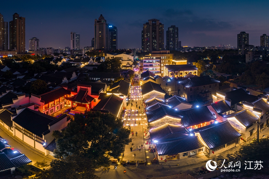 熙南里歷史文化休閑街區(qū)夜景。熙熙攝