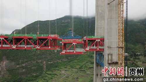 5月30日，貴州習(xí)水，世界山區(qū)峽谷第一高塔懸索橋——赤水河大橋最后一節(jié)鋼桁梁正在拼裝。赤水