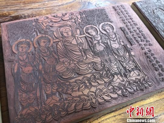 圖為創(chuàng)作的敦煌壁畫題材的雕刻作品?！⌒煅?攝