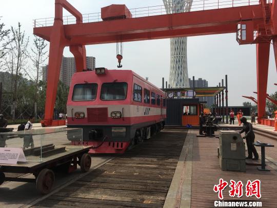 公園內(nèi)的火車車廂與貨場龍門吊等工業(yè)遺跡?！「呒t超 攝