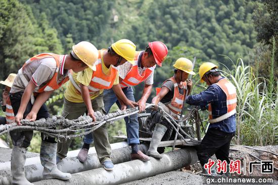 8月13日，融水苗族自治縣境內(nèi)的羅融二級(jí)公路施工路段，工人們正冒著37℃的高溫在進(jìn)行作業(yè)。