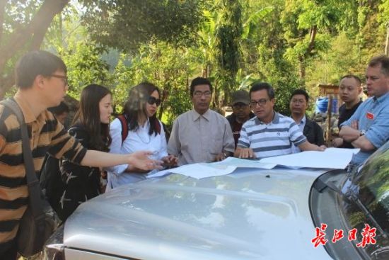 在尼泊爾，武漢市土地利用和城市空間規(guī)劃研究中心設(shè)計團隊現(xiàn)場踏勘。(武漢市土地利用和城市空間規(guī)劃研究中心 供圖)