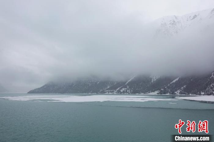 然烏湖春雪飄落?！∪轿木?攝