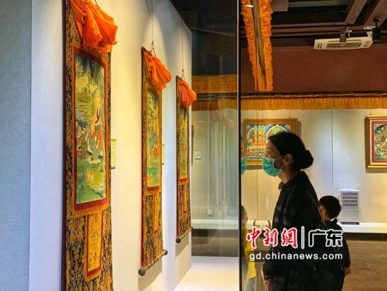 80余幅國(guó)家級(jí)非遺大師希熱布唐卡作品東莞展出。圖為充滿神秘色彩的唐卡作品吸引人駐足觀看(徐倩 攝)