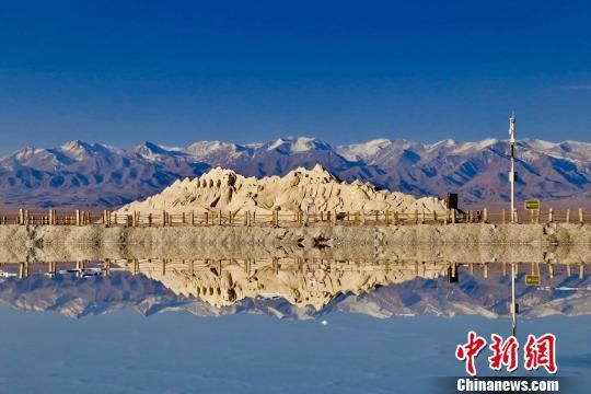 圖為“青海茶卡鹽湖”景區(qū)。（資料圖）　張?zhí)砀！z