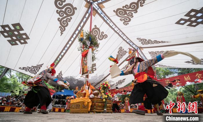 圖為2018年8月12日，西藏拉薩雪頓節(jié)期間，羅布林卡公園內(nèi)舉行的藏戲比賽吸引了眾多藏族民眾和國內(nèi)外游客前來觀看(資料圖)?！『闻罾?攝