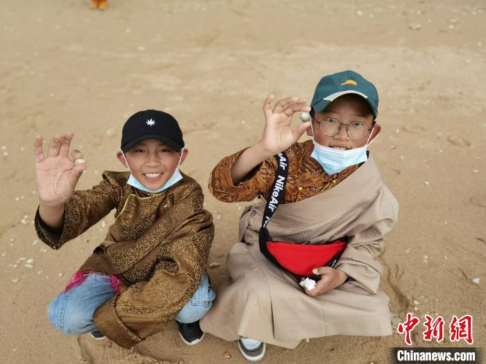 圖為西藏青少年在海邊拾貝殼。西藏航空 供圖